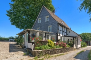 Charmantes Einfamilienhaus mit Einliegerwohnung: Historischer Flair trifft zeitgemäßen Komfort!, 42399 Wuppertal, Zweifamilienhaus