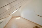 Wunderschöne Dachgeschosswohnung mit sonnigem Balkon und eigenem Tiefgaragenstellplatz - Maisonette-Zimmer