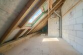 Wunderschöne Dachgeschosswohnung mit sonnigem Balkon und eigenem Tiefgaragenstellplatz - Dachboden