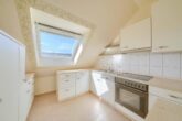 Wunderschöne Dachgeschosswohnung mit sonnigem Balkon und eigenem Tiefgaragenstellplatz - Küche